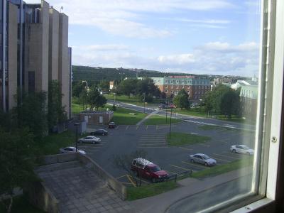 Ein großes Haus, ein Parkplatz. Super Aussicht also.